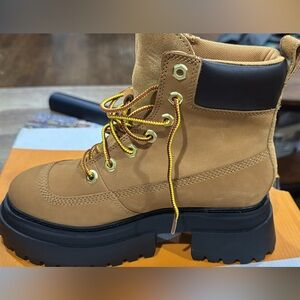 Platform
Timberland NIB BOOTS. Size 6.5.  Fit like a 7.